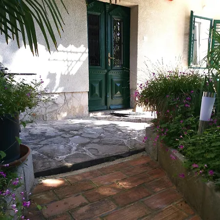 Secret Garden With Private Parking Space דירה